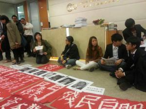 supporters protest at Cheung Kong Center 3