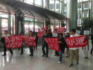 supporters enter Cheong Kong Center